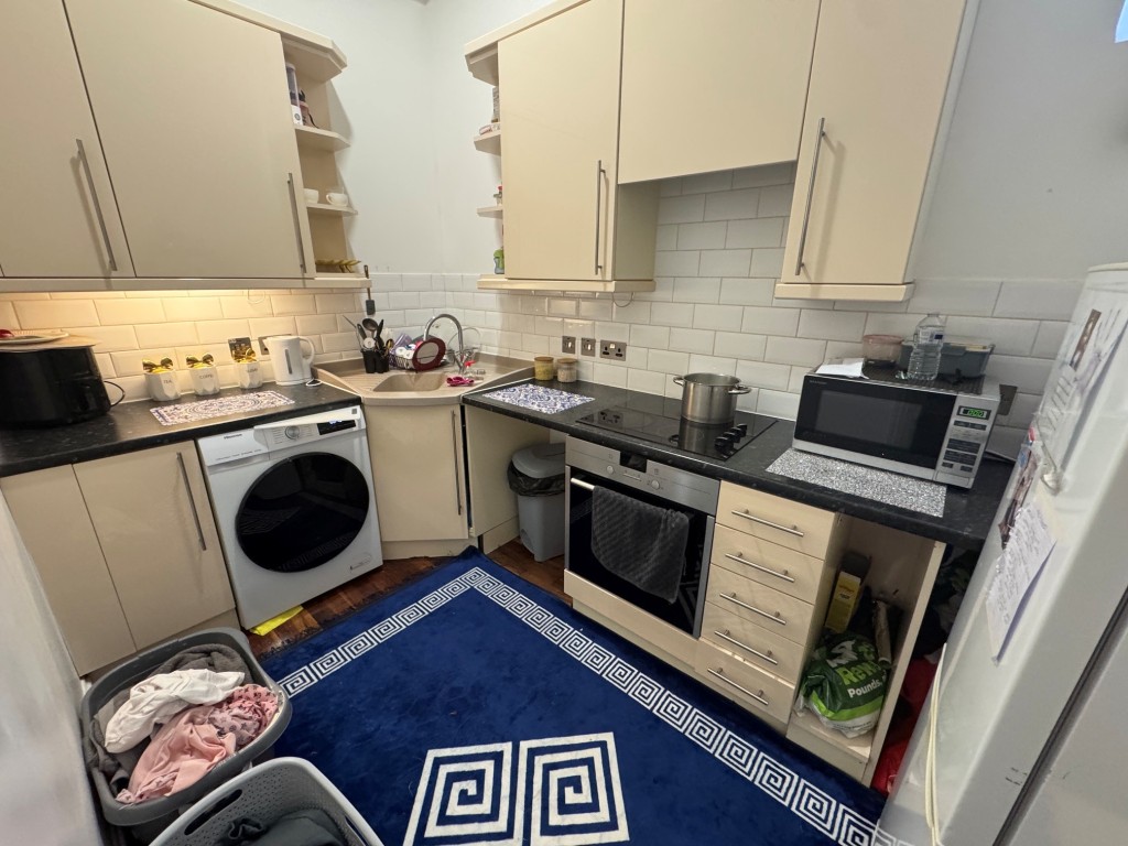 Lot: 113 - SIX FLATS FOR INVESTMENT - James House Flat 2 Kitchen